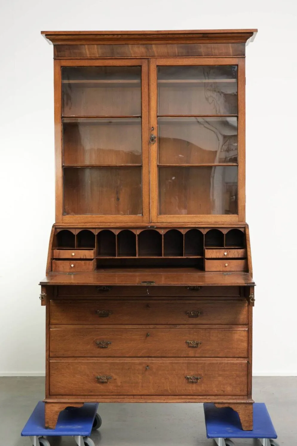 Bibliothèque/secrétaire en chêne anglais antique du XVIIIe siècle avec verre d'origine.