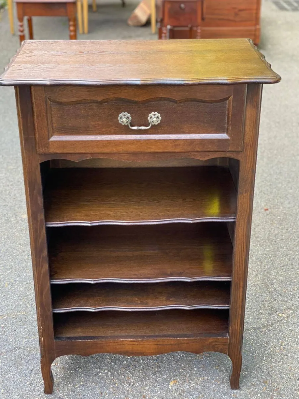 Bibliothèque étagère Bibus Louis XV en bois massif finition chêne foncé tir