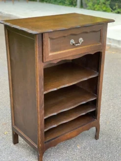 Bibliothèque étagère Bibus Louis XV en bois massif finition chêne foncé tir