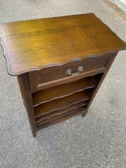Bibliothèque étagère Bibus Louis XV en bois massif finition chêne foncé tir