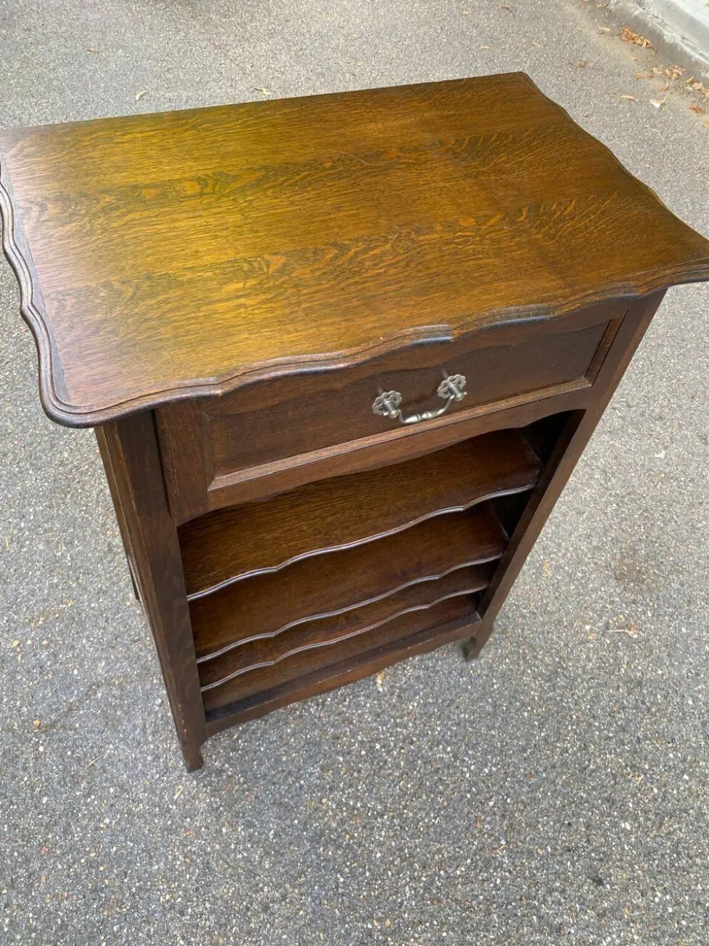 Bibliothèque étagère Bibus Louis XV en bois massif finition chêne foncé tir