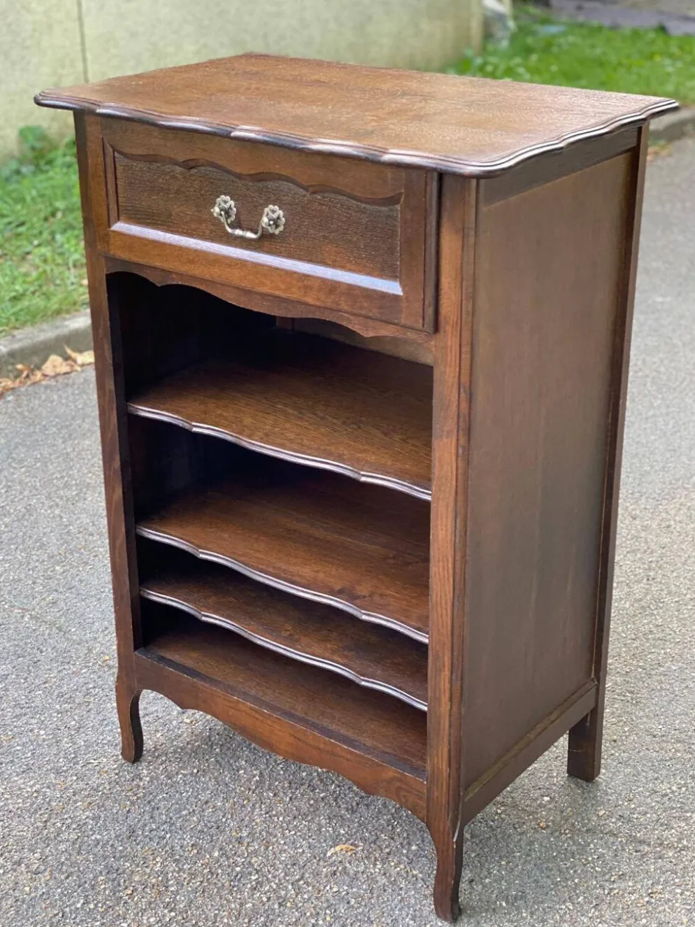 Bibliothèque étagère Bibus Louis XV en bois massif finition chêne foncé tir