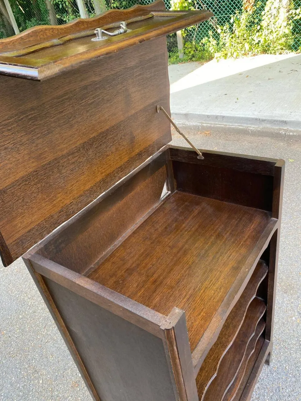 Bibliothèque étagère Bibus Louis XV en bois massif finition chêne foncé tir