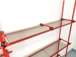 Bibliothèque étagère italienne style Bauhaus vintage en métal rouge