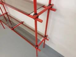 Bibliothèque étagère italienne style Bauhaus vintage en métal rouge