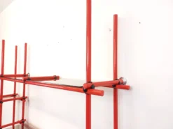 Bibliothèque étagère italienne style Bauhaus vintage en métal rouge