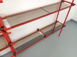 Bibliothèque étagère italienne style Bauhaus vintage en métal rouge