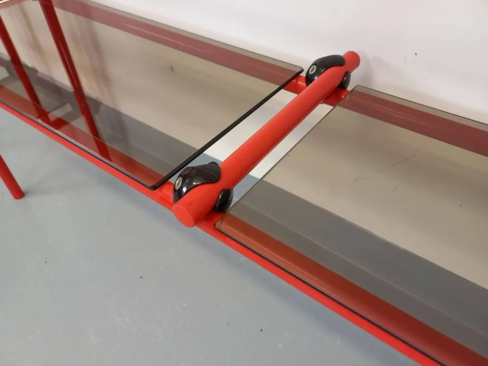 Bibliothèque étagère italienne style Bauhaus vintage en métal rouge