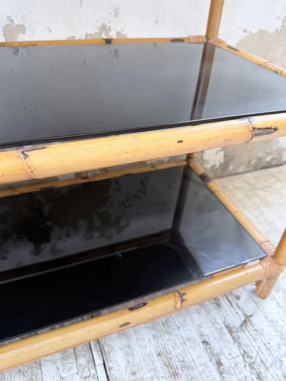 Bibliothèque étagère rotin et verres noirs