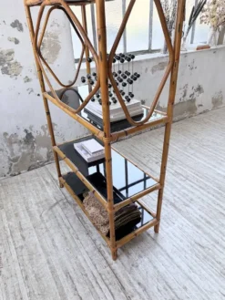 Bibliothèque étagère rotin et verres noirs