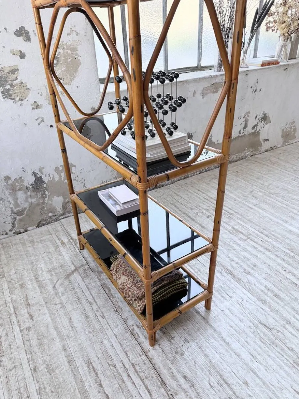 Bibliothèque étagère rotin et verres noirs