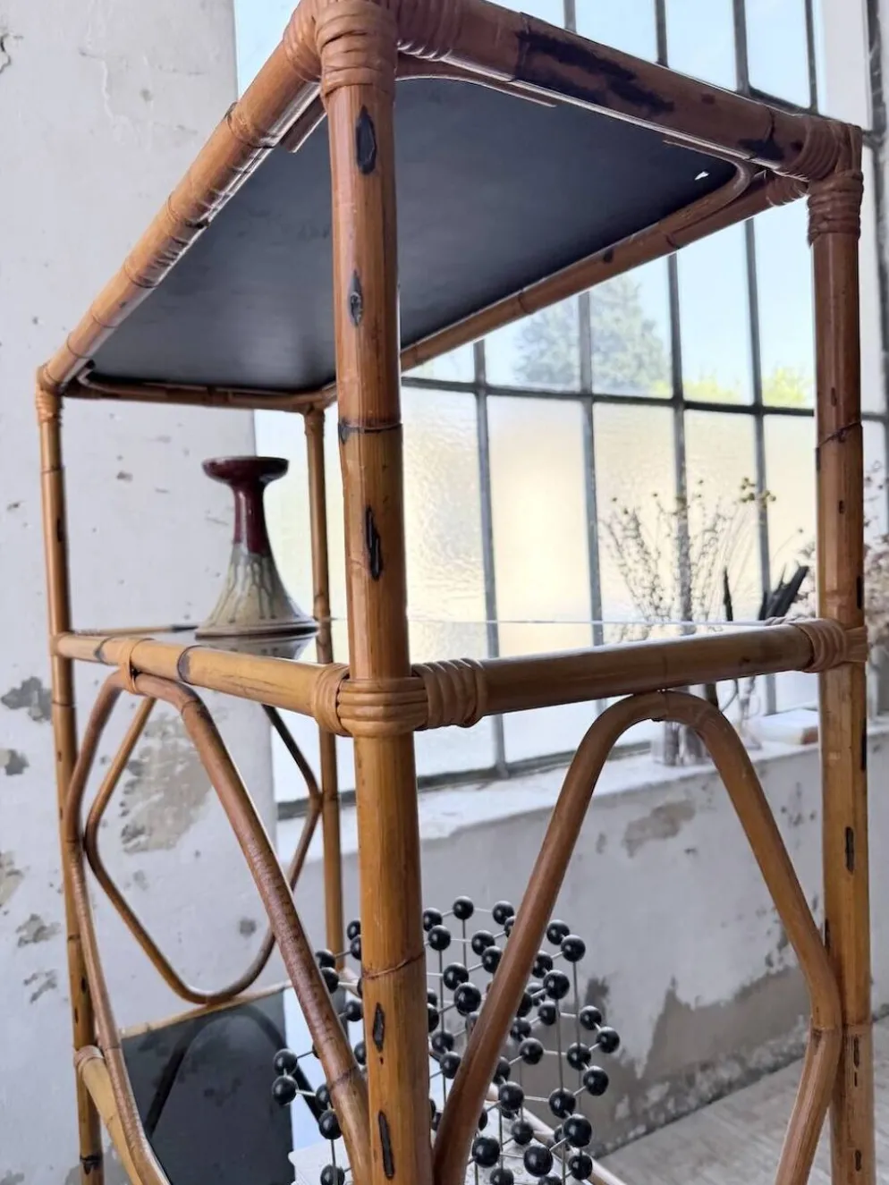 Bibliothèque étagère rotin et verres noirs