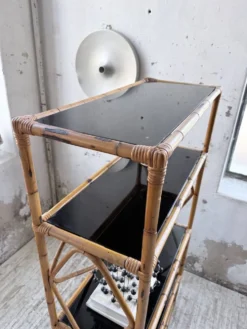 Bibliothèque étagère rotin et verres noirs