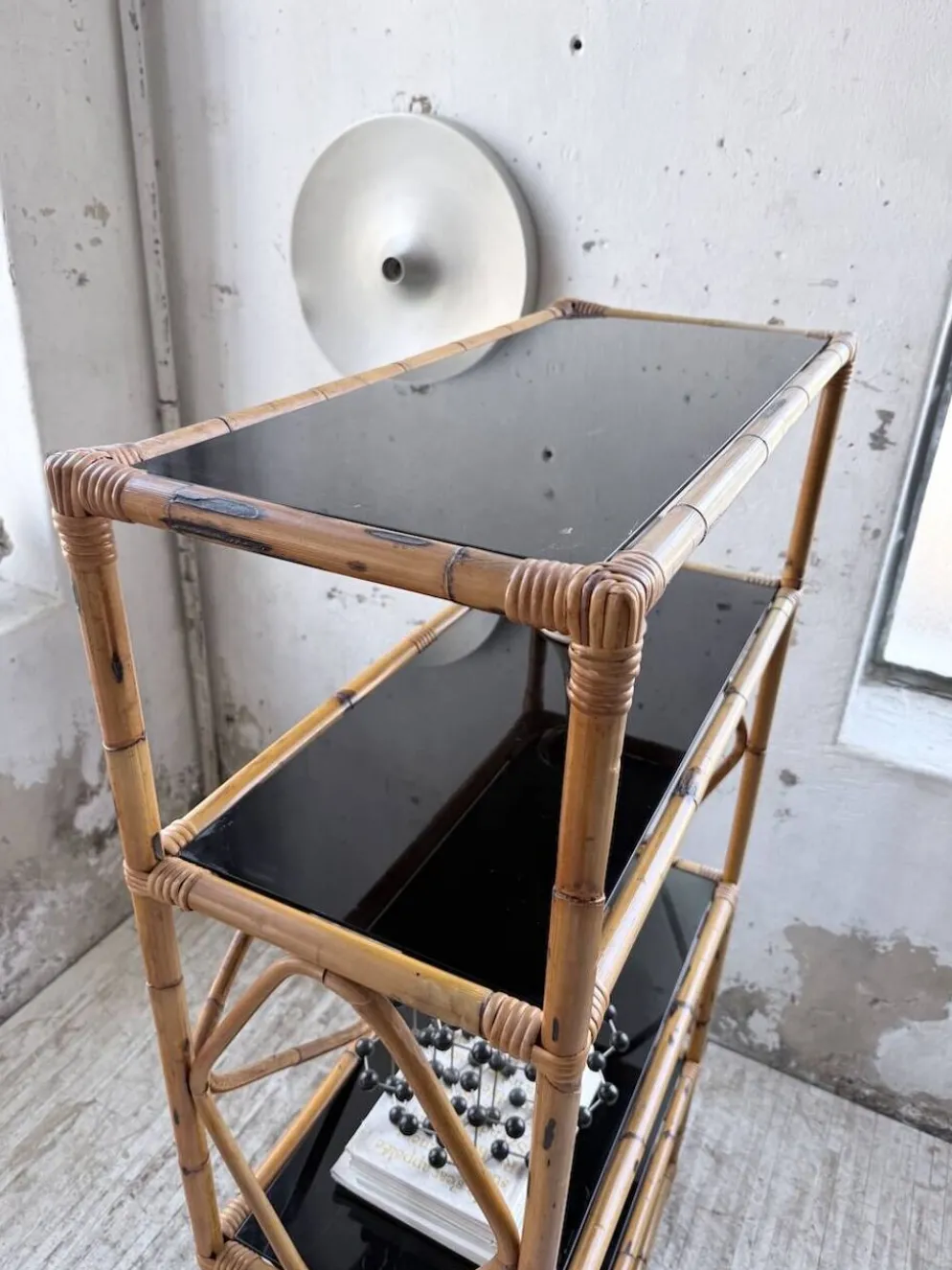 Bibliothèque étagère rotin et verres noirs