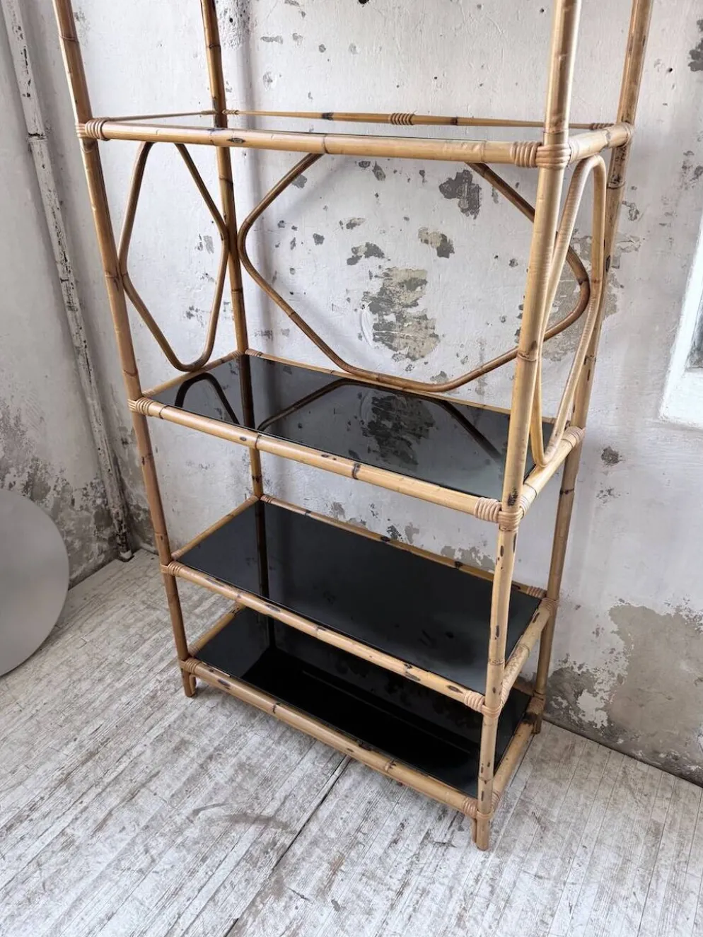 Bibliothèque étagère rotin et verres noirs