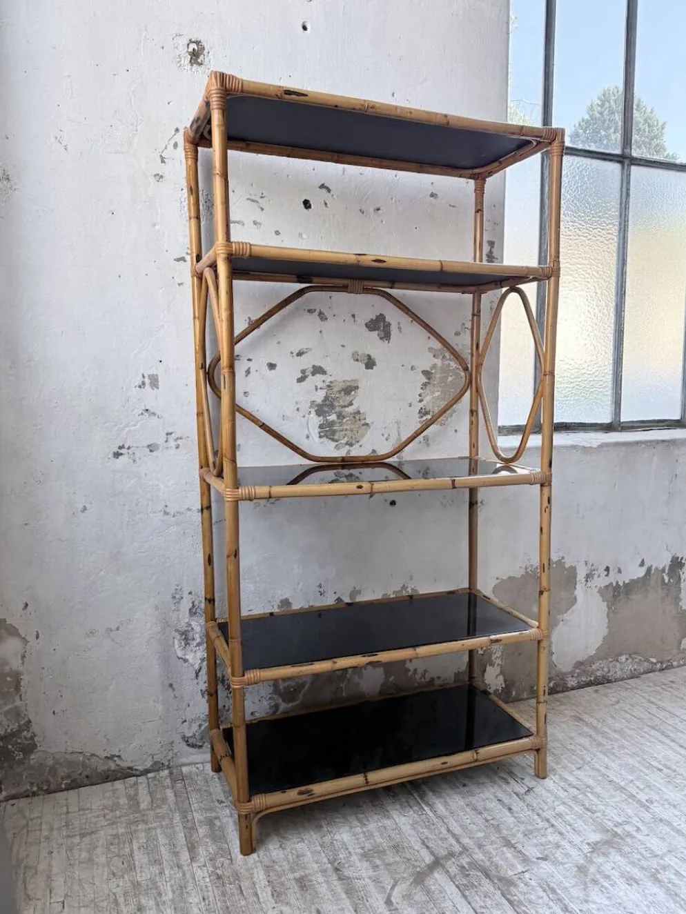 Bibliothèque étagère rotin et verres noirs