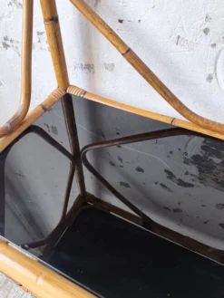 Bibliothèque étagère rotin et verres noirs