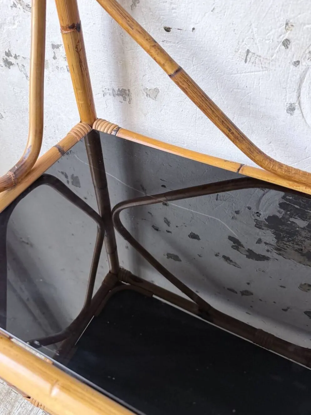 Bibliothèque étagère rotin et verres noirs