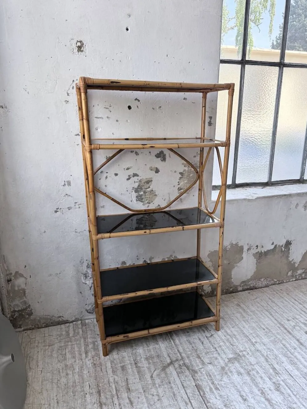 Bibliothèque étagère rotin et verres noirs