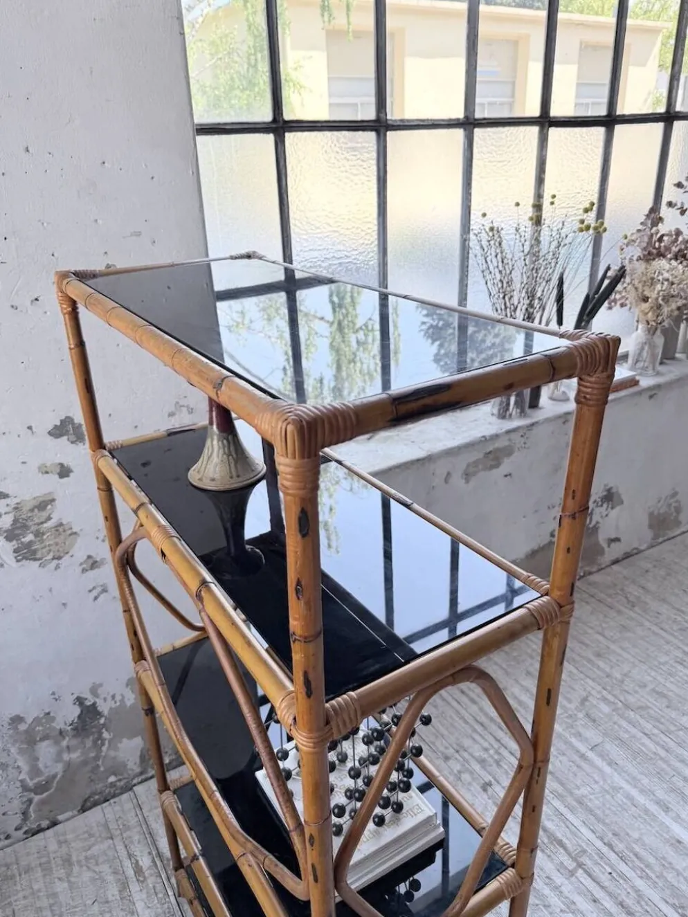 Bibliothèque étagère rotin et verres noirs