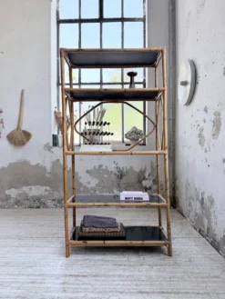 Bibliothèque étagère rotin et verres noirs
