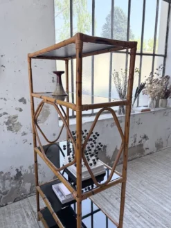 Bibliothèque étagère rotin et verres noirs