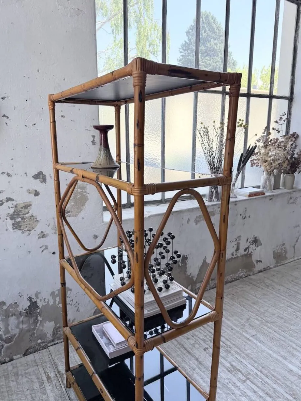 Bibliothèque étagère rotin et verres noirs