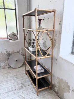 Bibliothèque étagère rotin et verres noirs