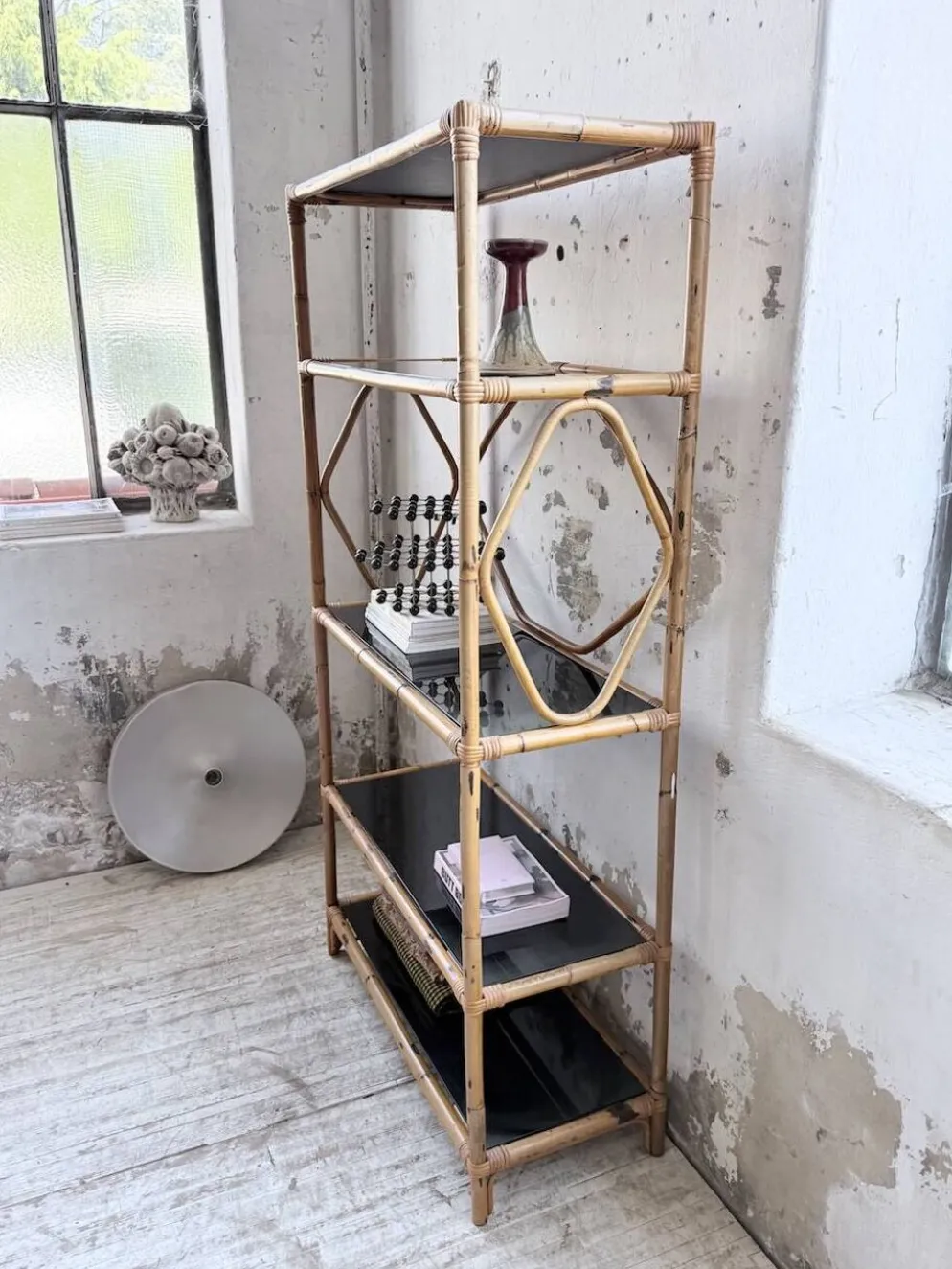 Bibliothèque étagère rotin et verres noirs
