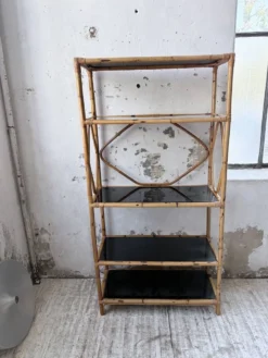 Bibliothèque étagère rotin et verres noirs