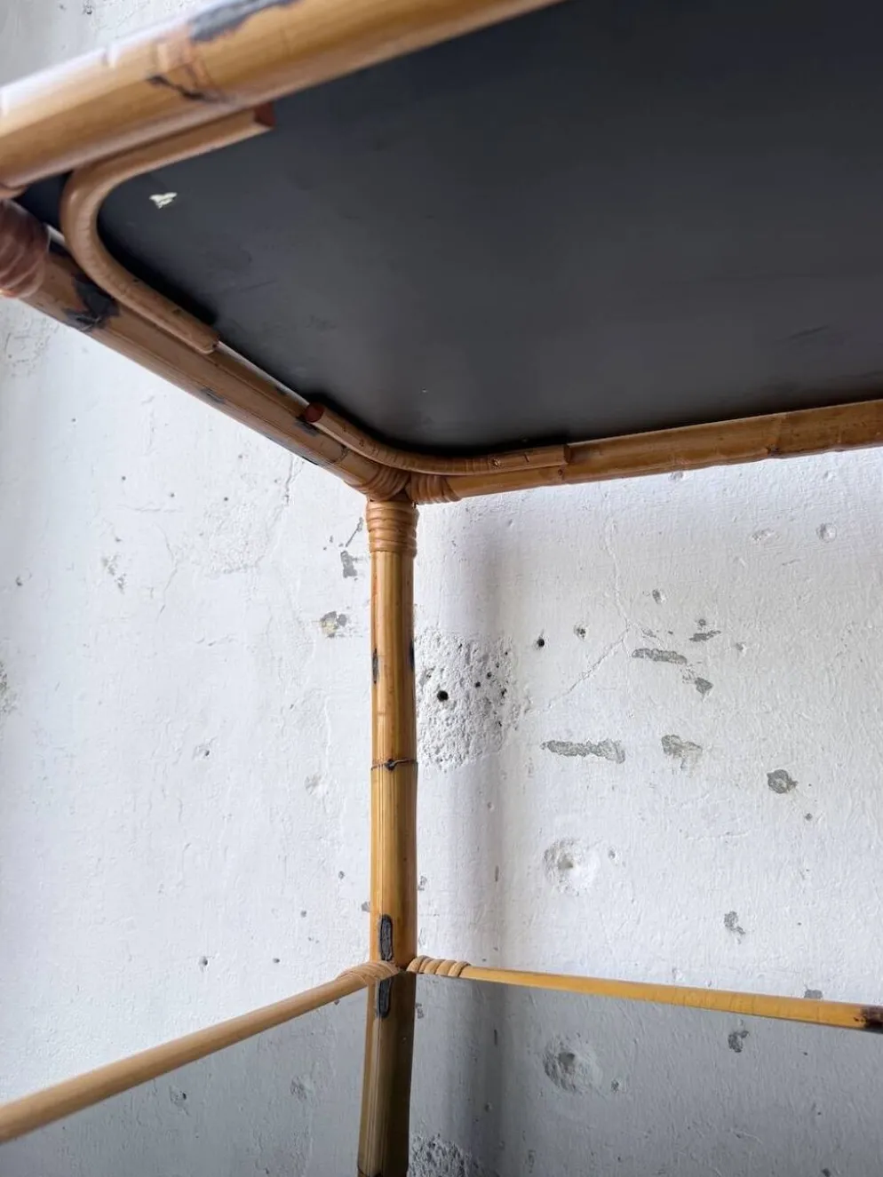 Bibliothèque étagère rotin et verres noirs