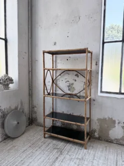 Bibliothèque étagère rotin et verres noirs