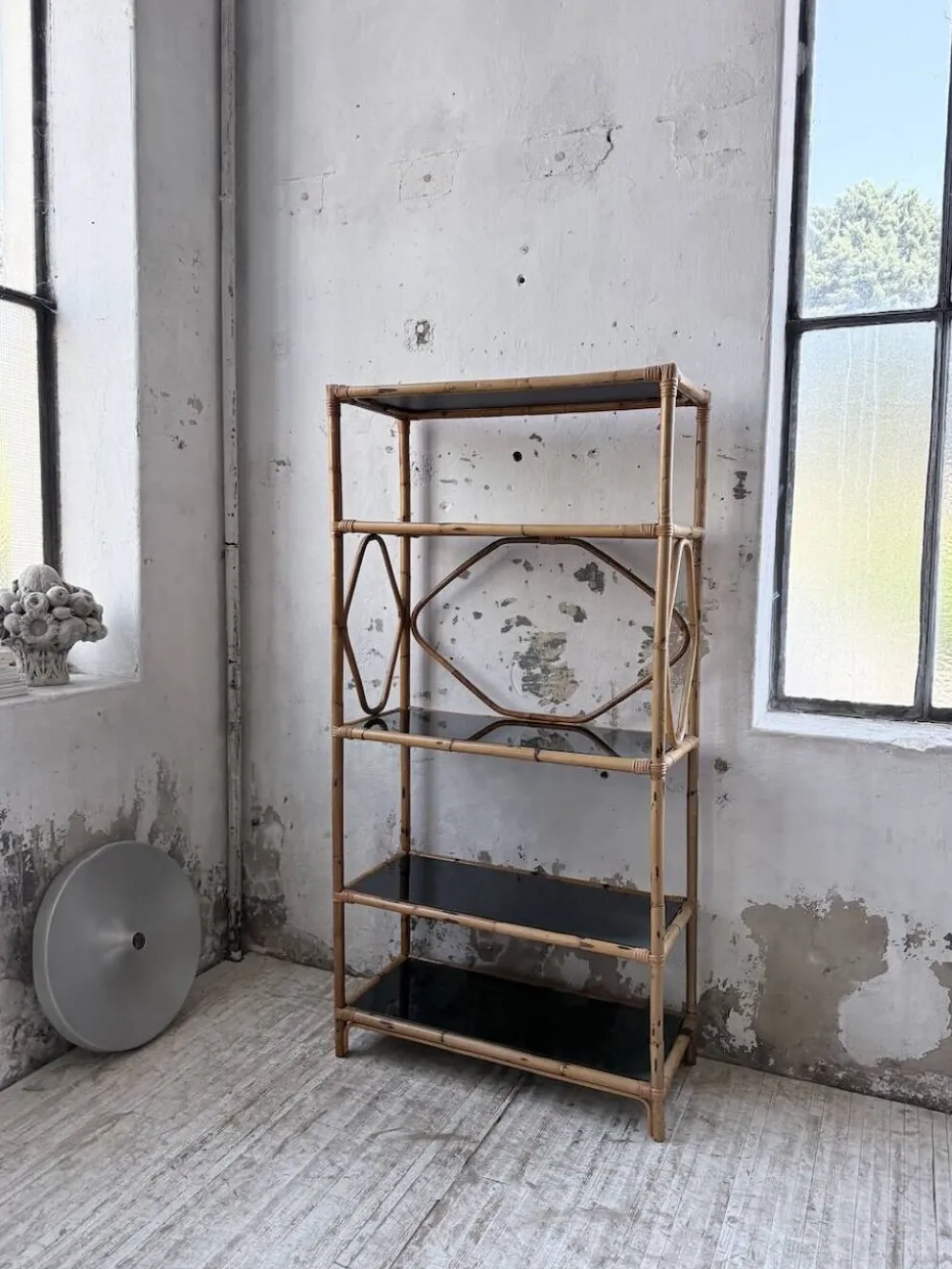 Bibliothèque étagère rotin et verres noirs