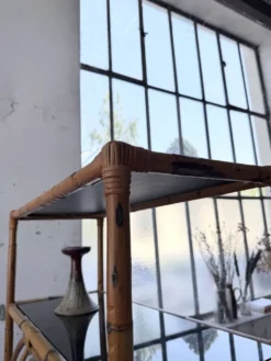 Bibliothèque étagère rotin et verres noirs