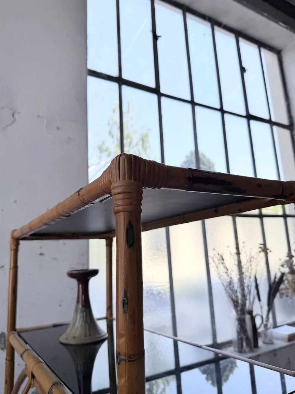 Bibliothèque étagère rotin et verres noirs