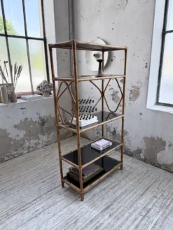 Bibliothèque étagère rotin et verres noirs