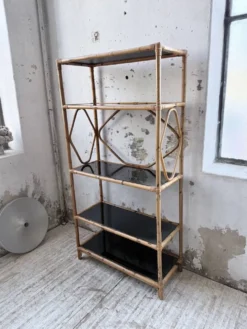 Bibliothèque étagère rotin et verres noirs
