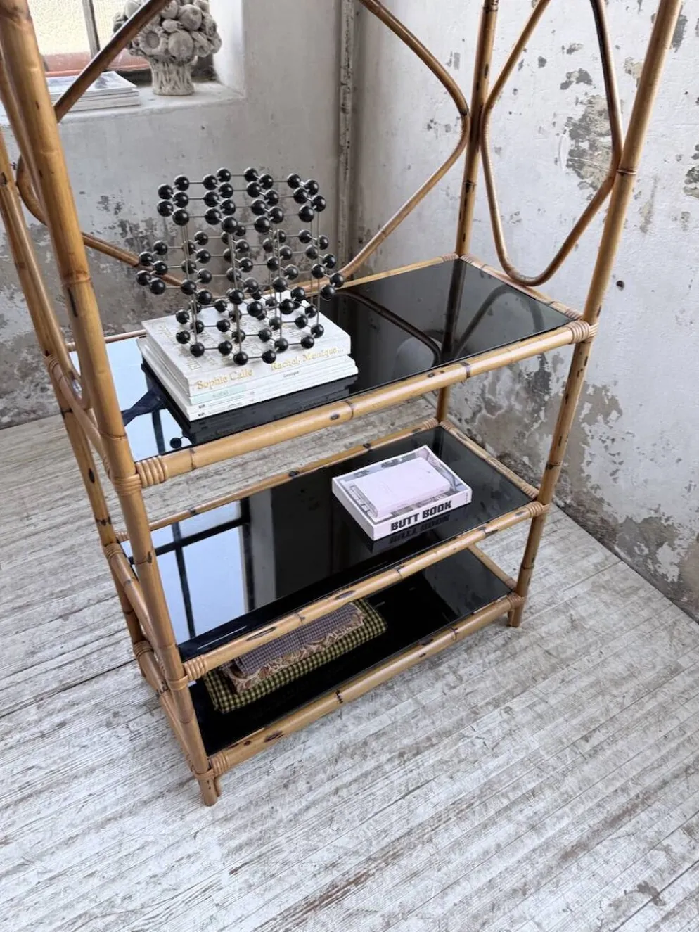 Bibliothèque étagère rotin et verres noirs