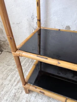 Bibliothèque étagère rotin et verres noirs