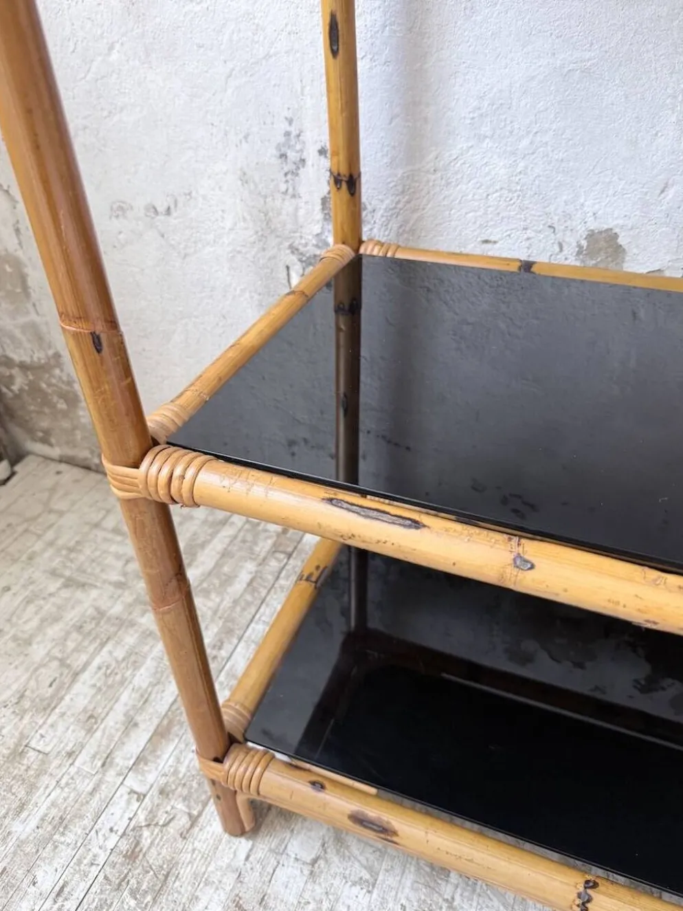 Bibliothèque étagère rotin et verres noirs