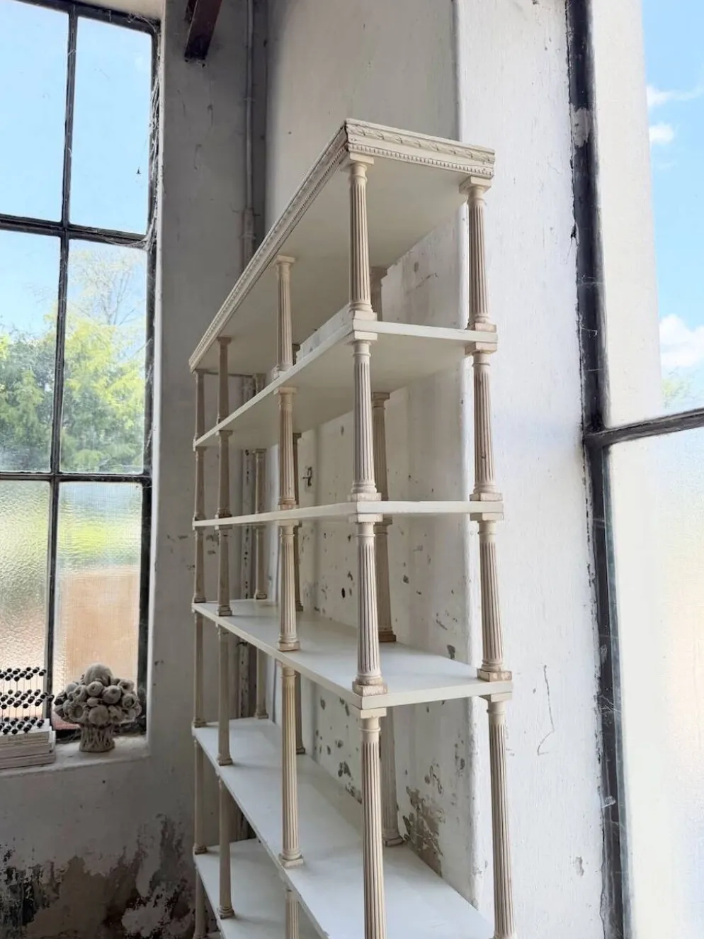 Bibliothèque, étagère XL Napoléon en bois patiné blanc