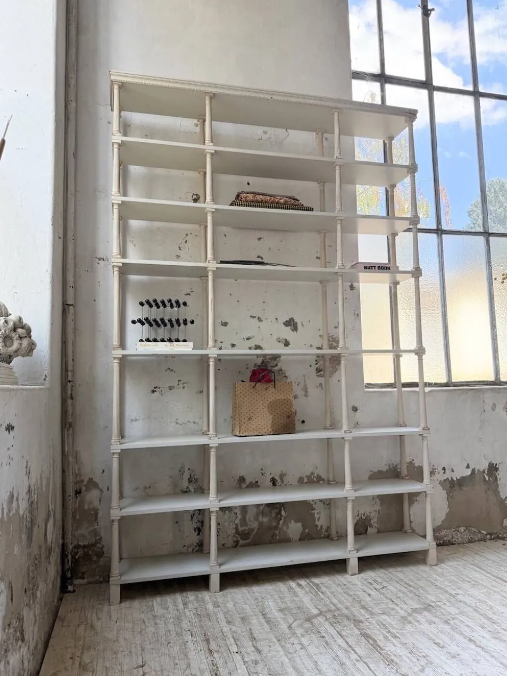 Bibliothèque, étagère XL Napoléon en bois patiné blanc