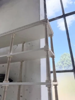 Bibliothèque, étagère XL Napoléon en bois patiné blanc