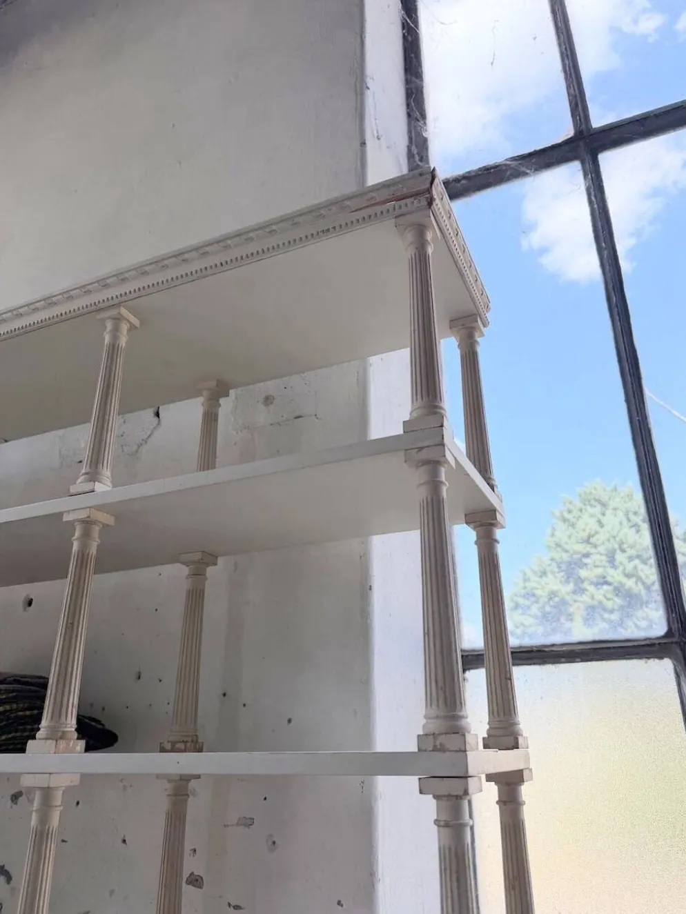 Bibliothèque, étagère XL Napoléon en bois patiné blanc