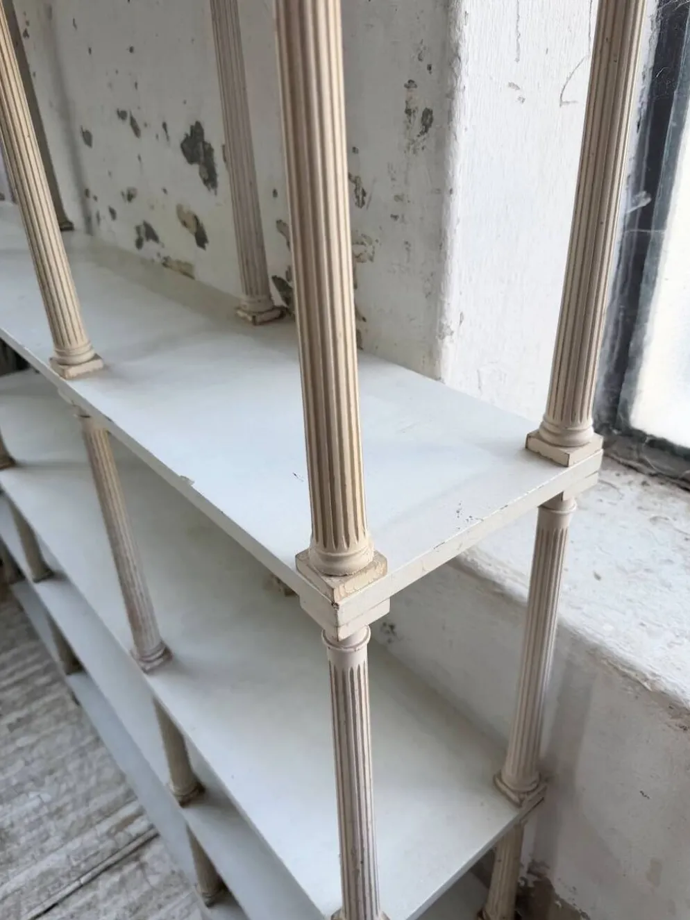 Bibliothèque, étagère XL Napoléon en bois patiné blanc