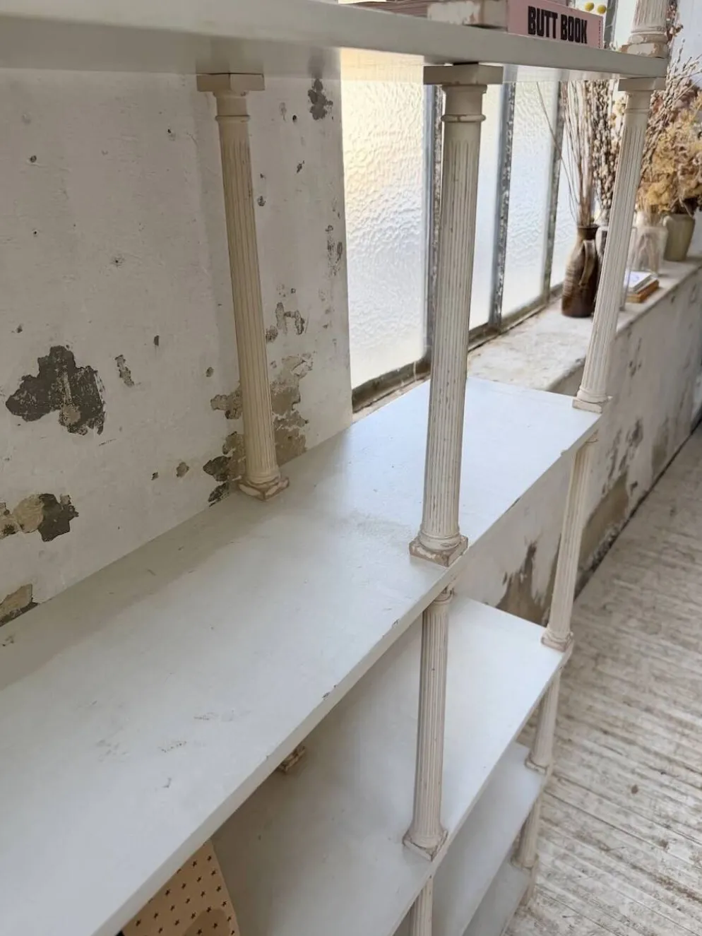 Bibliothèque, étagère XL Napoléon en bois patiné blanc