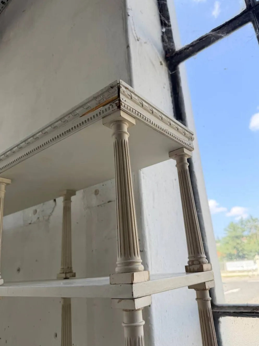 Bibliothèque, étagère XL Napoléon en bois patiné blanc