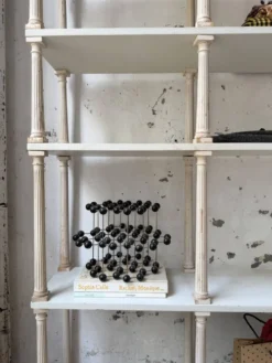 Bibliothèque, étagère XL Napoléon en bois patiné blanc
