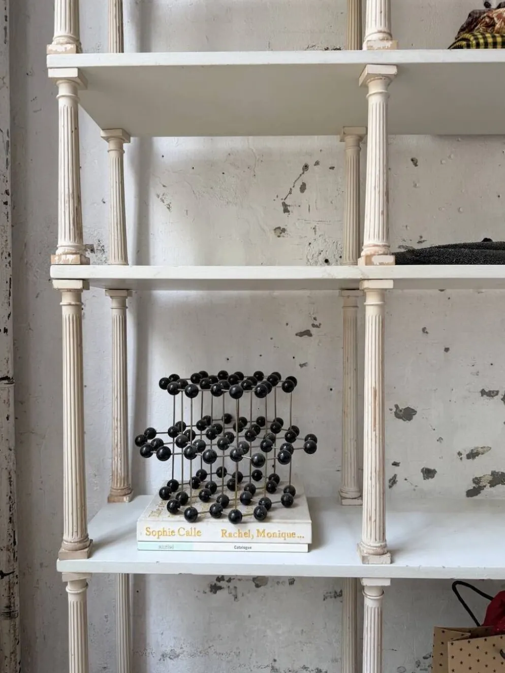 Bibliothèque, étagère XL Napoléon en bois patiné blanc