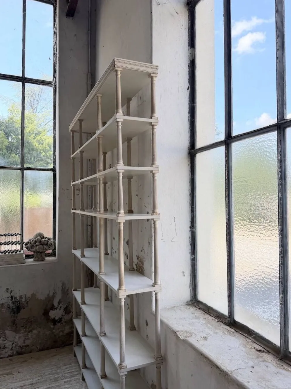 Bibliothèque, étagère XL Napoléon en bois patiné blanc